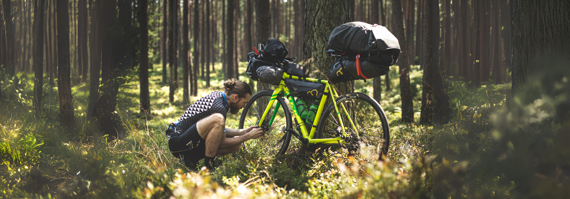 Waterproof 20L bicycle panniers with quick-release hooks, internal organizers, and 3M reflective strips for urban cycling