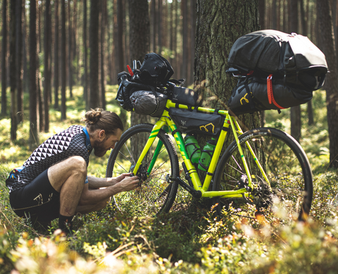 Waterproof 20L bicycle panniers with quick-release hooks, internal organizers, and 3M reflective strips for urban cycling