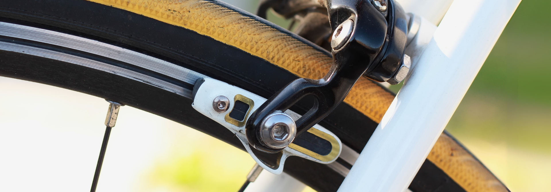 	Cartridge-style rim brake pads with adjustable toe-in screws and multi-compound rubber for alloy rims