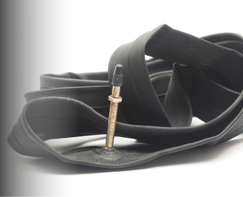Ultralight latex inner tube for 700x25c road tires, reducing rolling resistance with flexible rubber construction