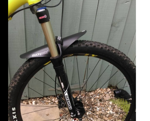 Quick-detach polycarbonate fenders with rubberized mounts clearing 45mm gravel tires for mixed-surface riding