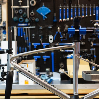 	Ultralight repair kit: tire levers, self-adhesive patches, and 16g CO2 inflator in waterproof saddlebag