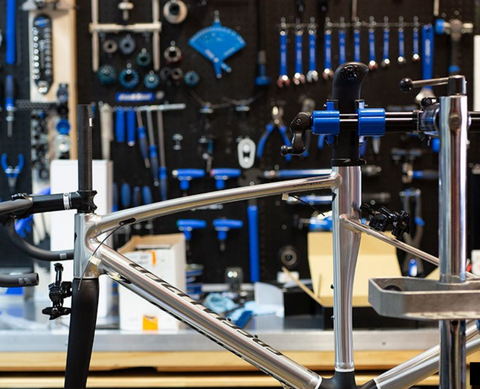 	Ultralight repair kit: tire levers, self-adhesive patches, and 16g CO2 inflator in waterproof saddlebag