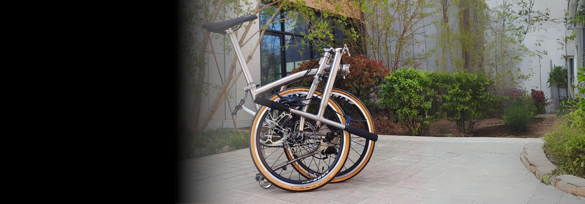 Compact folding bike frame with aluminum hinge joint and 20" wheels for urban commuting