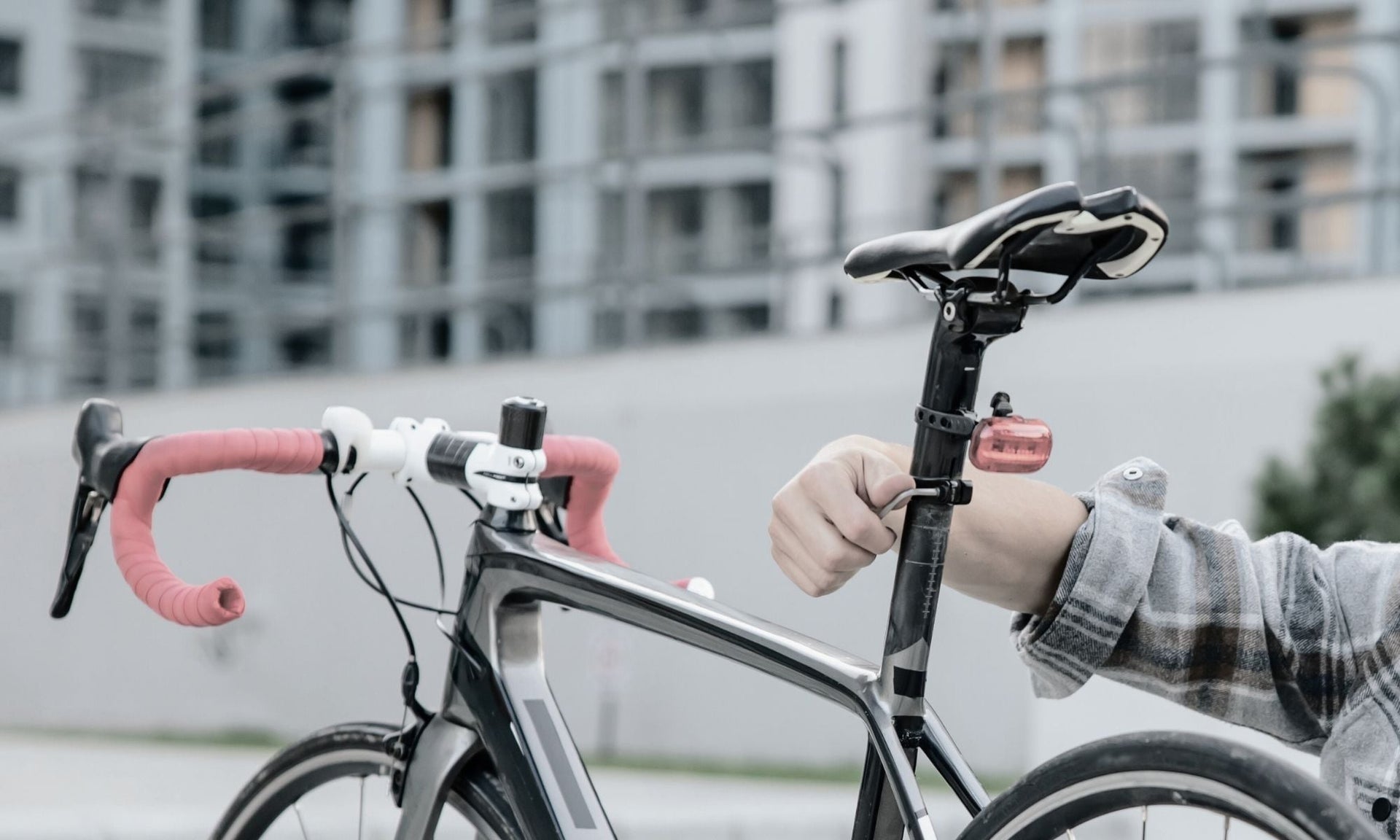 Carbon seatpost head with hidden saddle clamp bolts and graduated tilt scale for ergonomic positioning