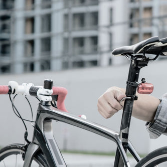 Carbon seatpost head with hidden saddle clamp bolts and graduated tilt scale for ergonomic positioning