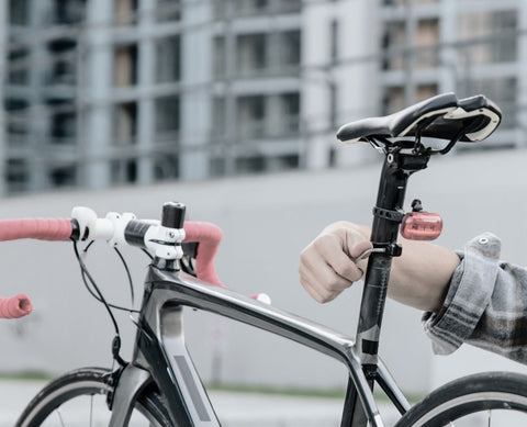 Carbon seatpost head with hidden saddle clamp bolts and graduated tilt scale for ergonomic positioning