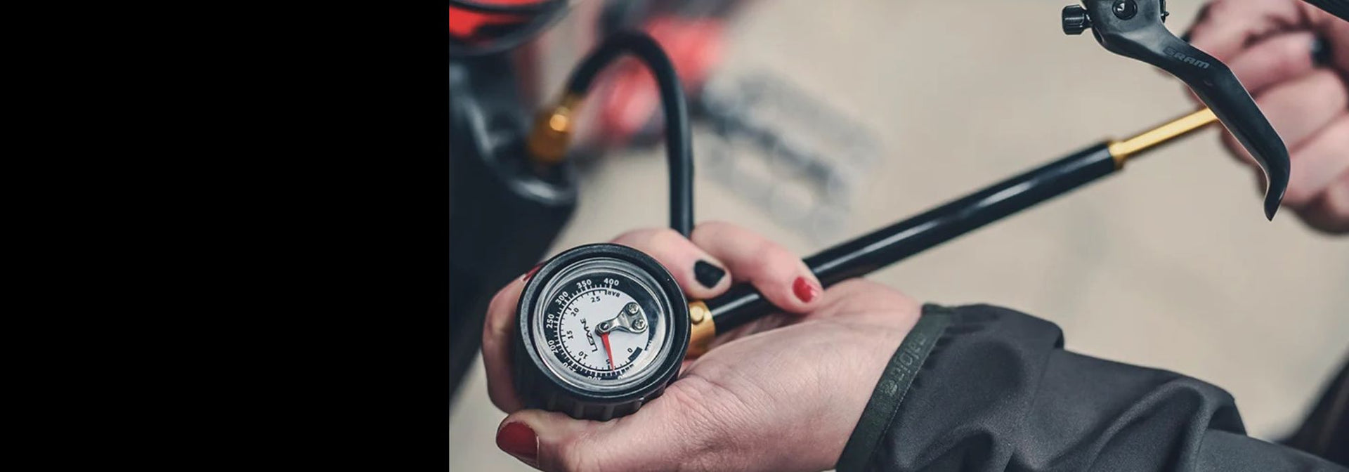 	Shock pump with 300 PSI precision gauge and dual Schrader/Presta valve head for MTB suspension tuning