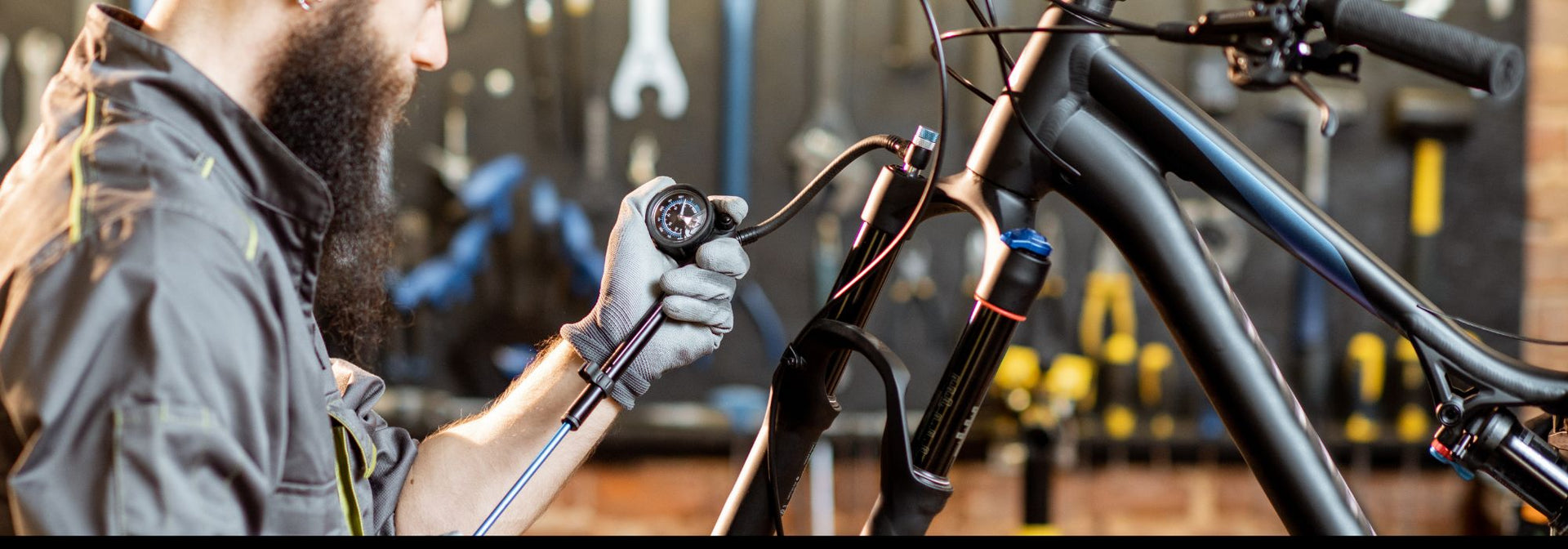 Dial adjustments on fork crown: rebound damping and lockout lever for climb/descent tuning