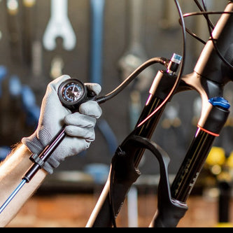 Dial adjustments on fork crown: rebound damping and lockout lever for climb/descent tuning