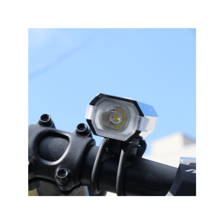 Cateye AMPP 200 bike light charging via USB port, offering a convenient and fast charging solution.